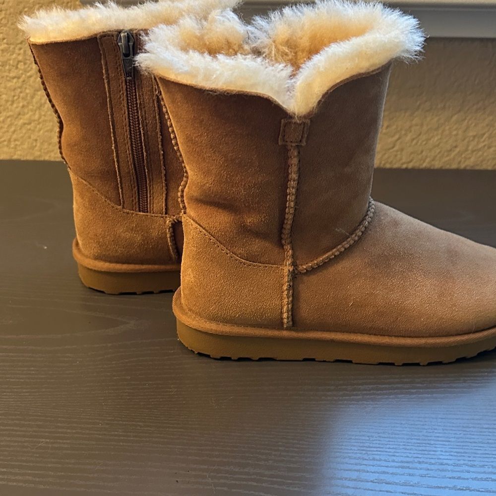Cozy Tan Suede Boots with Faux Fur Lining Size 6 - Picture 4 of 5